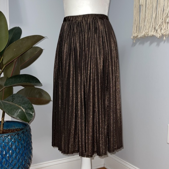 Oasis Metallic Pleated Skirt - Picture 6 of 7
